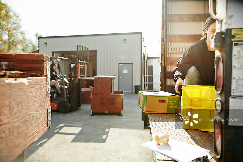 她总能为客户提供最好的服务图片素材