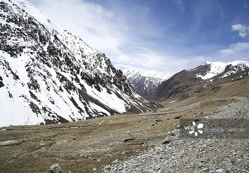 通往红其拉甫山口的道路：中国与巴基斯坦之间世界上海拔最高的国际公路口岸图片素材