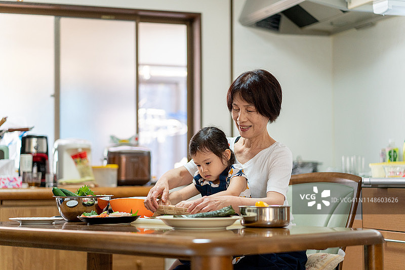 祖孙一起制作寿司图片素材