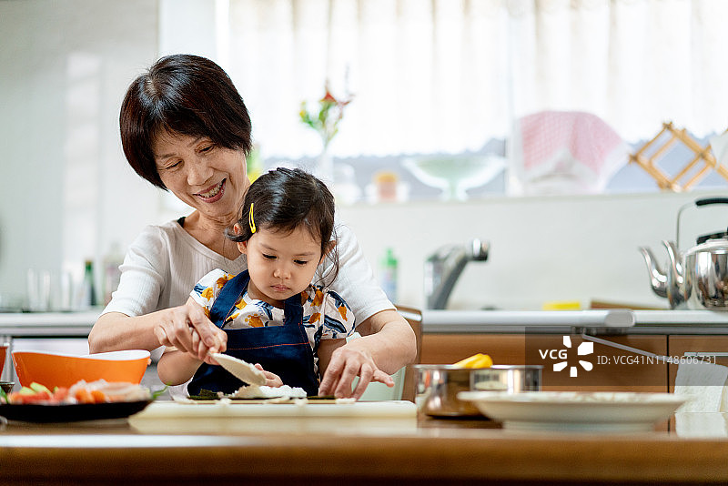 祖孙一起制作寿司图片素材