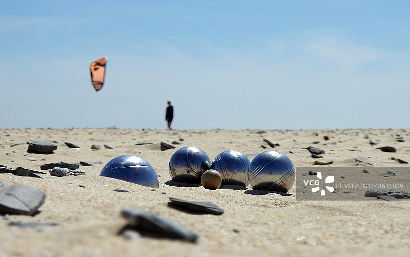 海滩上的法式滚球图片素材