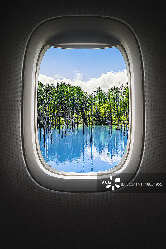 飞机框架中的蓝色池塘，美瑛町，日本北海道图片素材