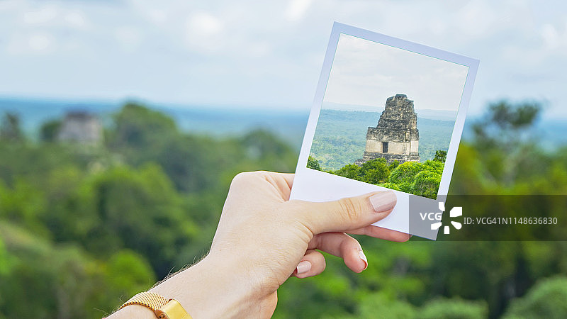 手持危地马拉蒂卡尔寺庙即时照片图片素材