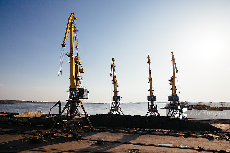 维堡港的管道和起重机图片素材