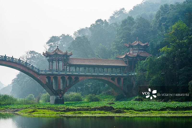 中国四川乐山岷江上的中式石拱桥图片素材