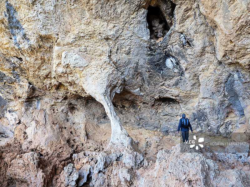 在索玛里奥拉自然保护区，洞穴内的人欣赏风和水侵蚀形成的岩石图片素材