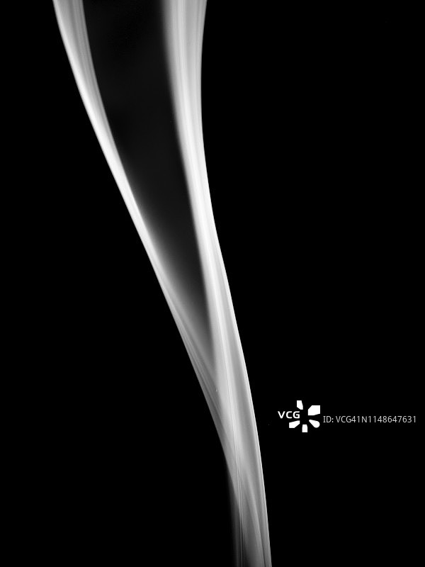 白色烟雾在黑色背景上的抽象形态图片素材