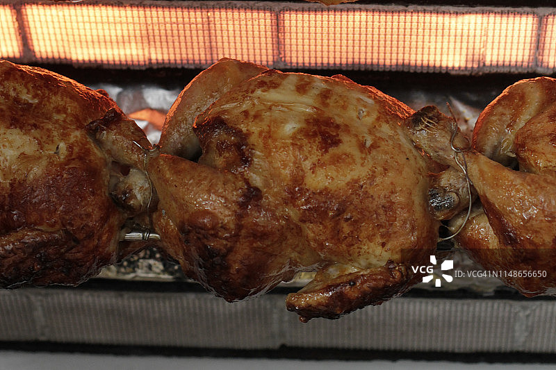 烤架上烤着的鸡图片素材