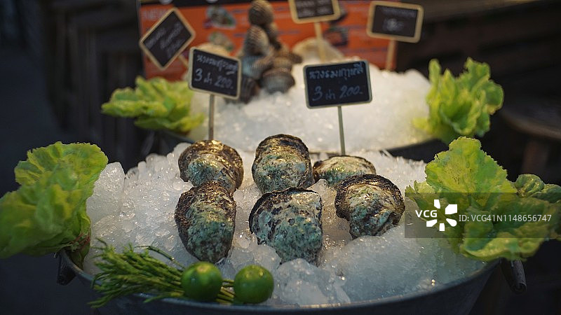 当地街头市场上的新鲜牡蛎图片素材