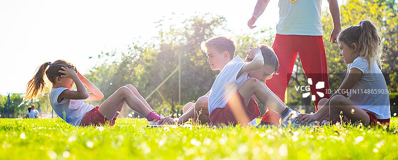 孩子们在户外与教练一起训练图片素材