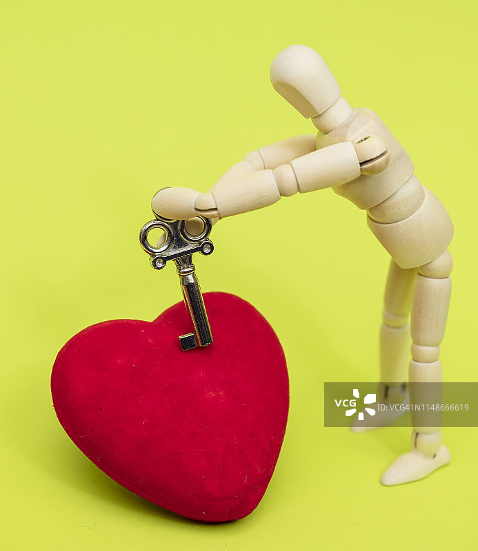 拿着小钥匙的模特。通往你心灵的钥匙图片素材