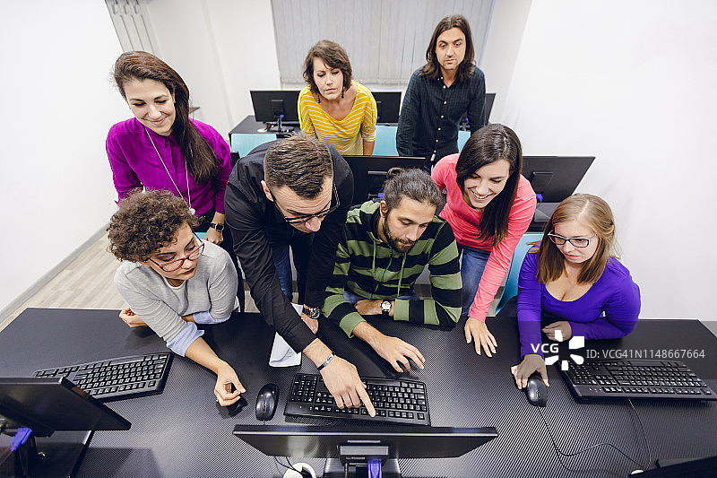 在编程学校的年轻人图片素材