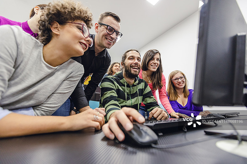 在编程学校的年轻人图片素材