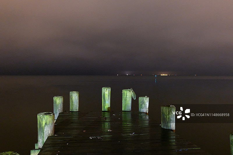 纽约帕乔格海湾入口的长曝光夜景图片素材