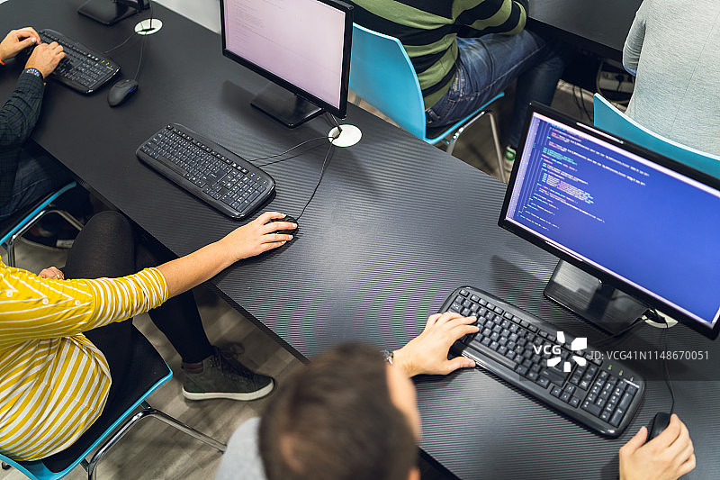 在编程学校的年轻人图片素材