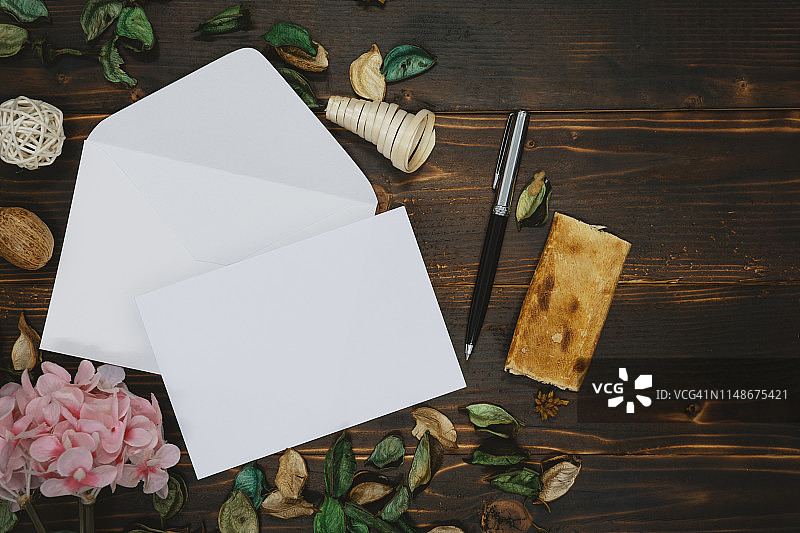 乡村木质背景上的邀请卡图片素材