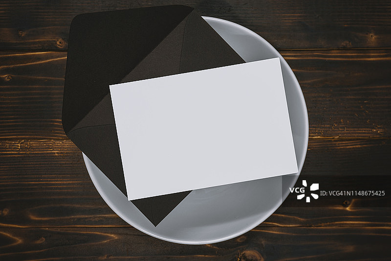 乡村木质餐盘上的邀请卡图片素材