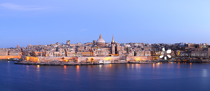 从斯利马眺望瓦莱塔夜景（马耳他）图片素材