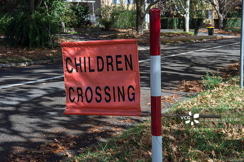 道路旁显示的“儿童通过”交通标志图片素材