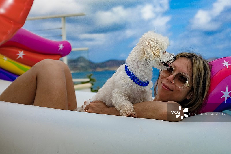 母亲和小狗放松身心，享受乐趣图片素材