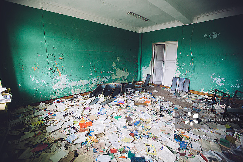 捷里别尔卡废弃学校图书馆图片素材