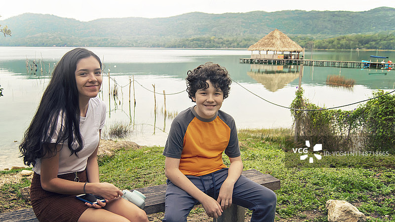 兄妹在危地马拉彼得扎湖前合影图片素材