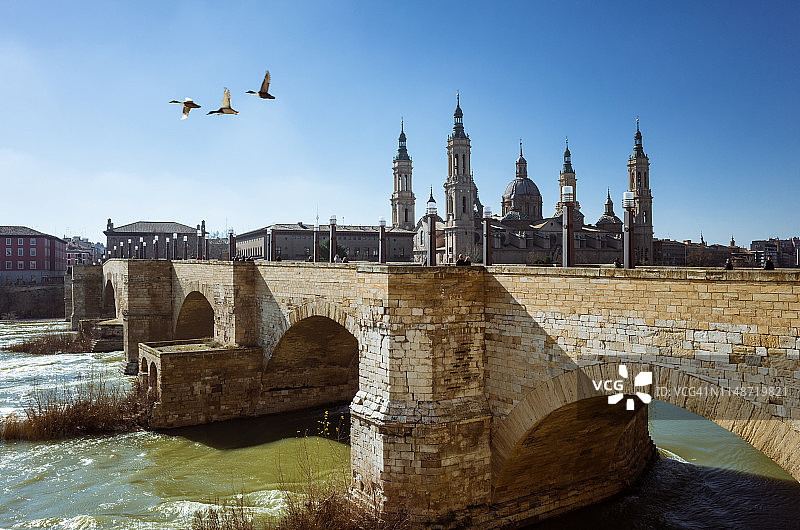 萨拉戈萨石桥和皮拉尔圣母大教堂图片素材