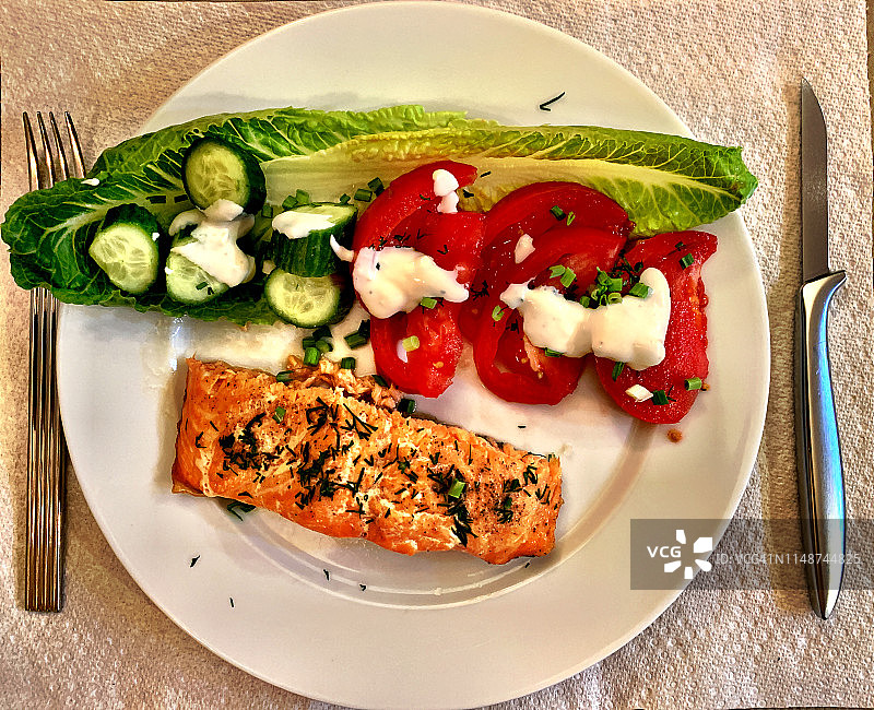 香煎三文鱼配新鲜蔬菜图片素材