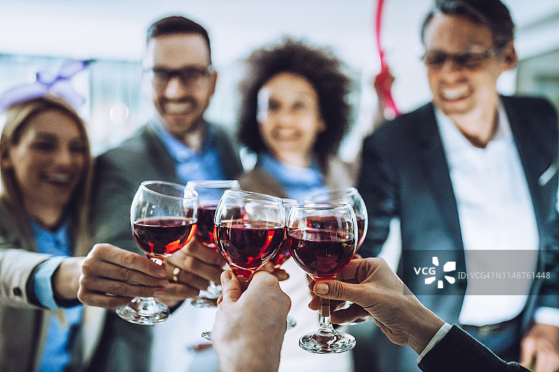 办公室派对上举杯庆祝特写图片素材