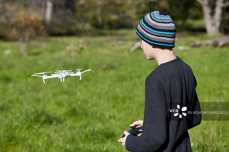 青少年男孩放飞玩具无人机图片素材