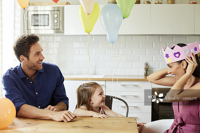 女儿和男人给戴王冠的俏皮女人图片素材