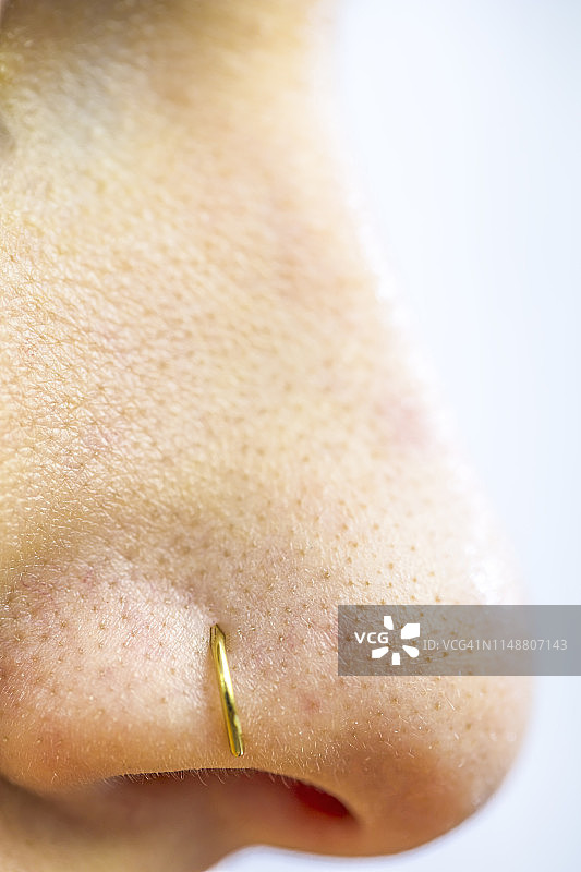 女人脸上的穿孔特写图片素材