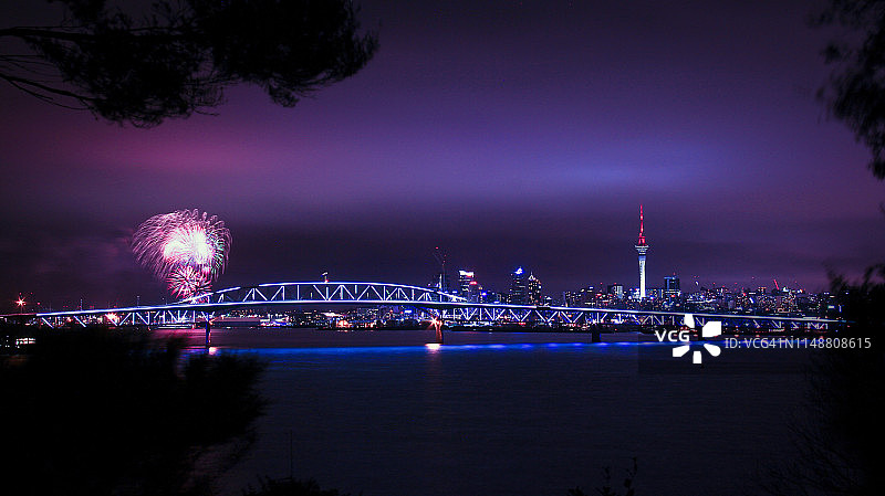周年纪念周末期间灯火辉煌的奥克兰海港大桥图片素材