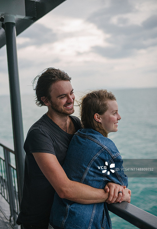 情侣在渡轮上拥抱图片素材