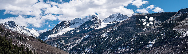 美国科罗拉多州：从杜兰戈到锡尔弗顿的雪山和树木景观图片素材