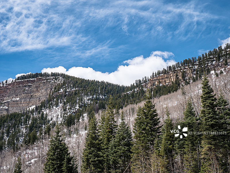 美国科罗拉多州：从杜兰戈到锡尔弗顿的雪山和树木景观图片素材