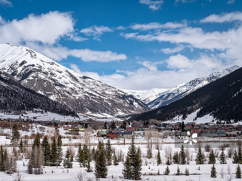 美国锡尔弗顿：冬季末被白雪覆盖的小镇图片素材