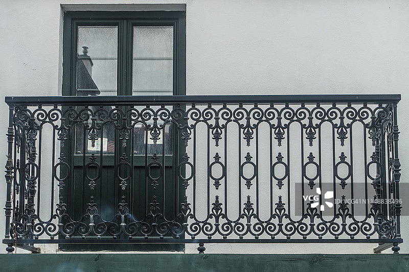西班牙格乔阿尔戈塔阳台上的锻铁栅栏图片素材