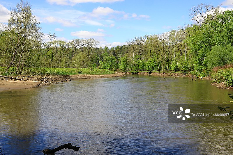 乡村环境中的分水岭河流图片素材