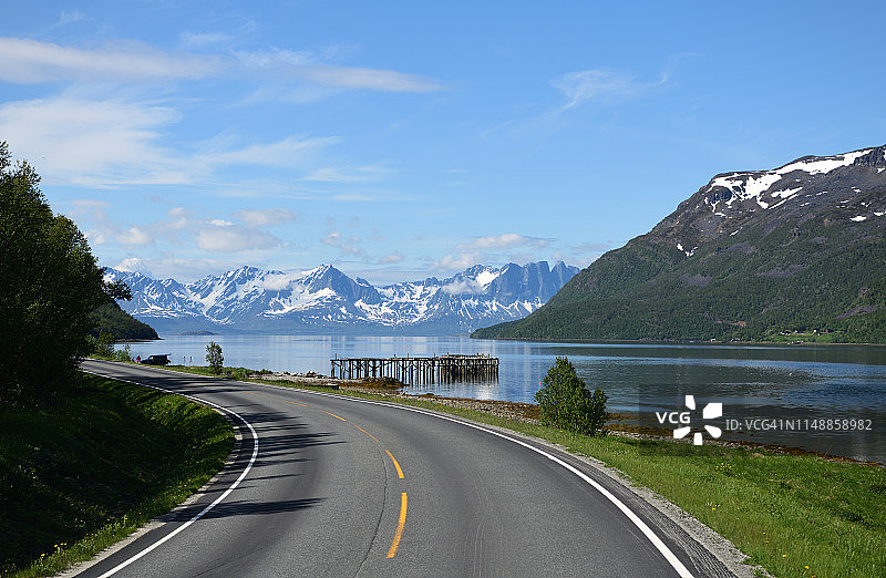 挪威特罗姆斯郡：Kvaenangen峡湾的蜿蜒道路和旧木制码头图片素材