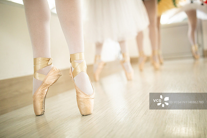 一排足尖鞋图片素材