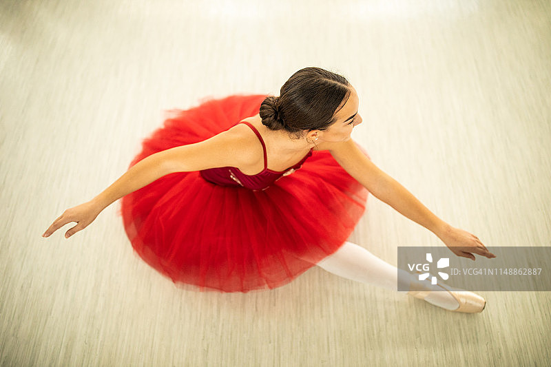 坐在地板上的青少年芭蕾舞演员图片素材