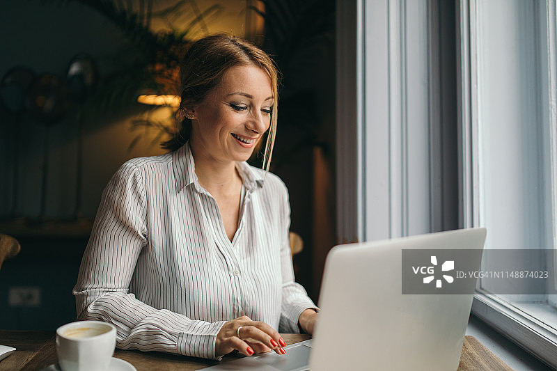 在办公室工作的虚拟助手图片素材