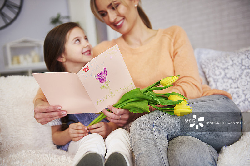 妈妈和女儿在波兰代比察庆祝母亲节，手持贺卡图片素材