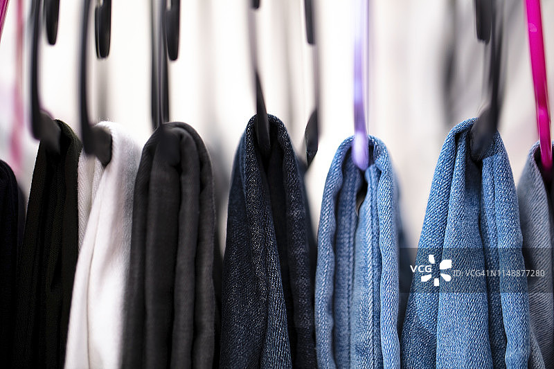 挂在家中衣架上的牛仔裤图片素材