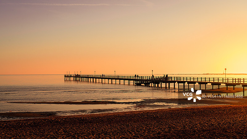 瑞典法尔肯贝里美丽的日落海边码头图片素材