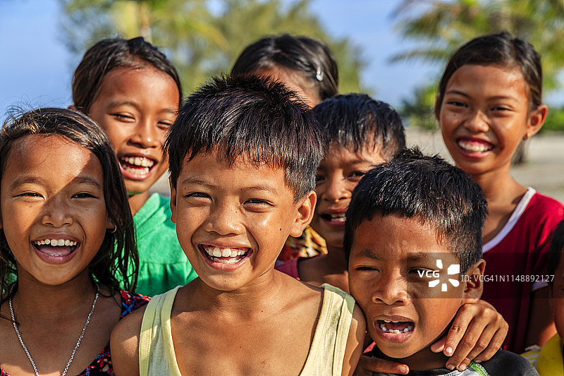 在海滩上的一群柬埔寨儿童图片素材