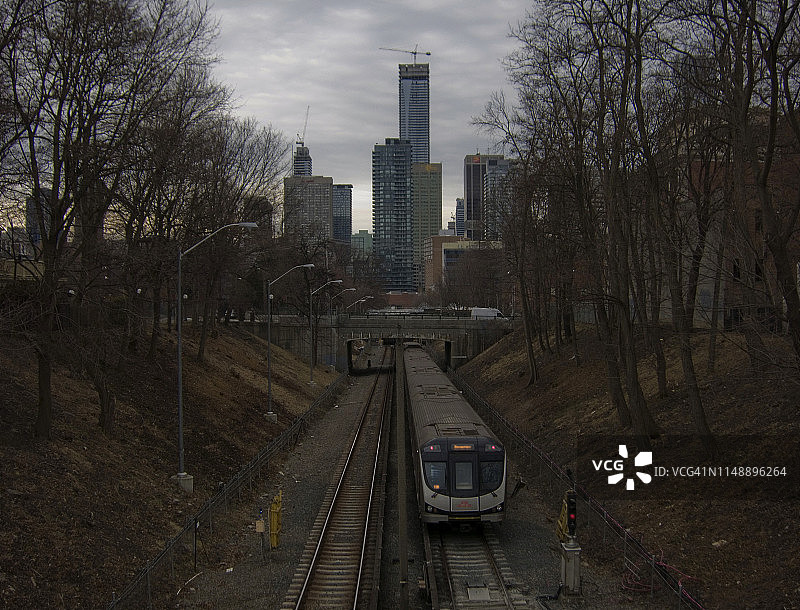 城市天际线中的地铁列车图片素材