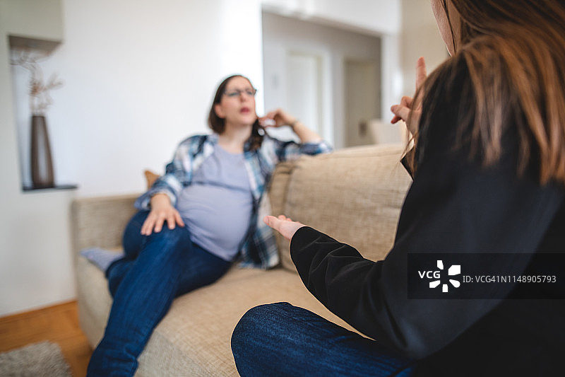 孕妇和朋友用手语交谈图片素材