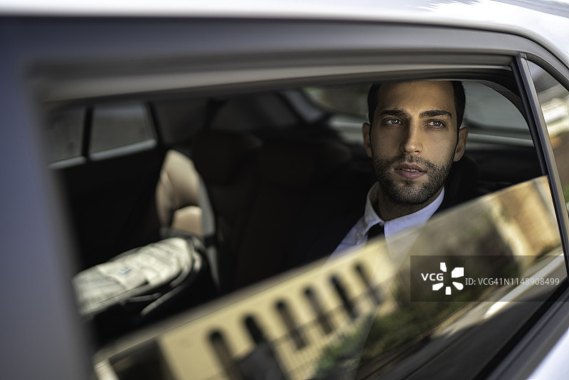 乘客望着车窗外沉思图片素材